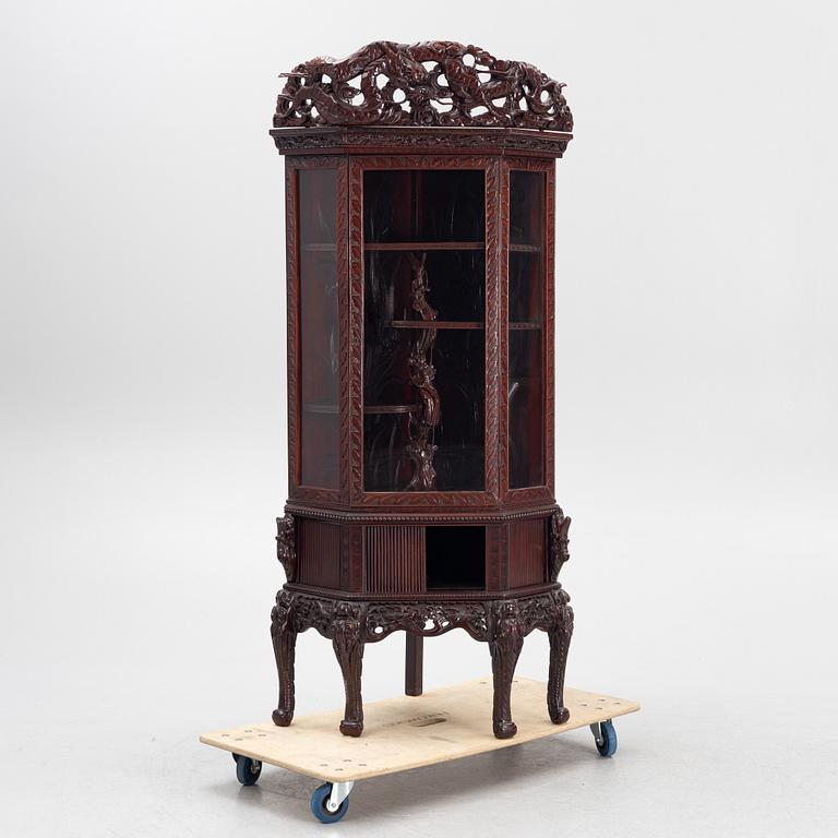 Vitrinskåp, Kina, 1900-tal.