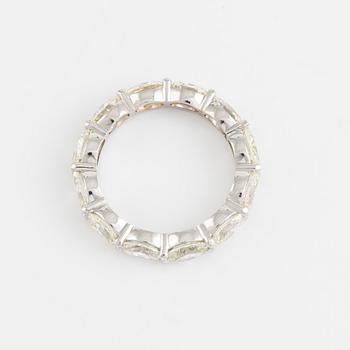 Ring helallians med ovalslipade diamanter, totalt 3,88 ct.