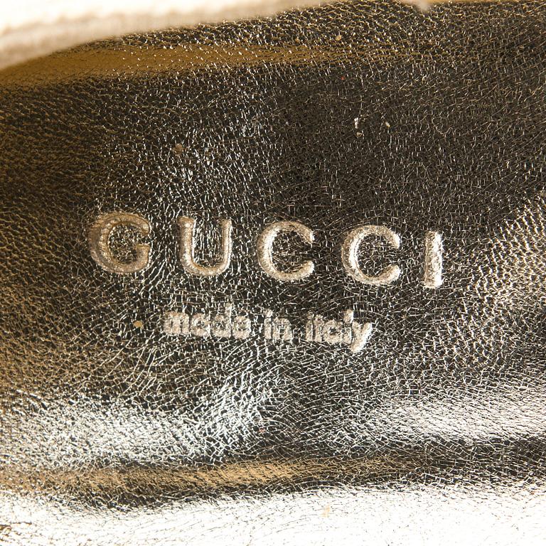 SKOR, Gucci.