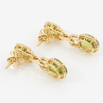 Earrings in 18K gold with peridot and brilliant-cut diamonds.