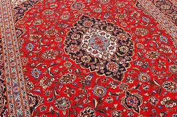 A Keshan carpet, c. 363 x 254 cm.