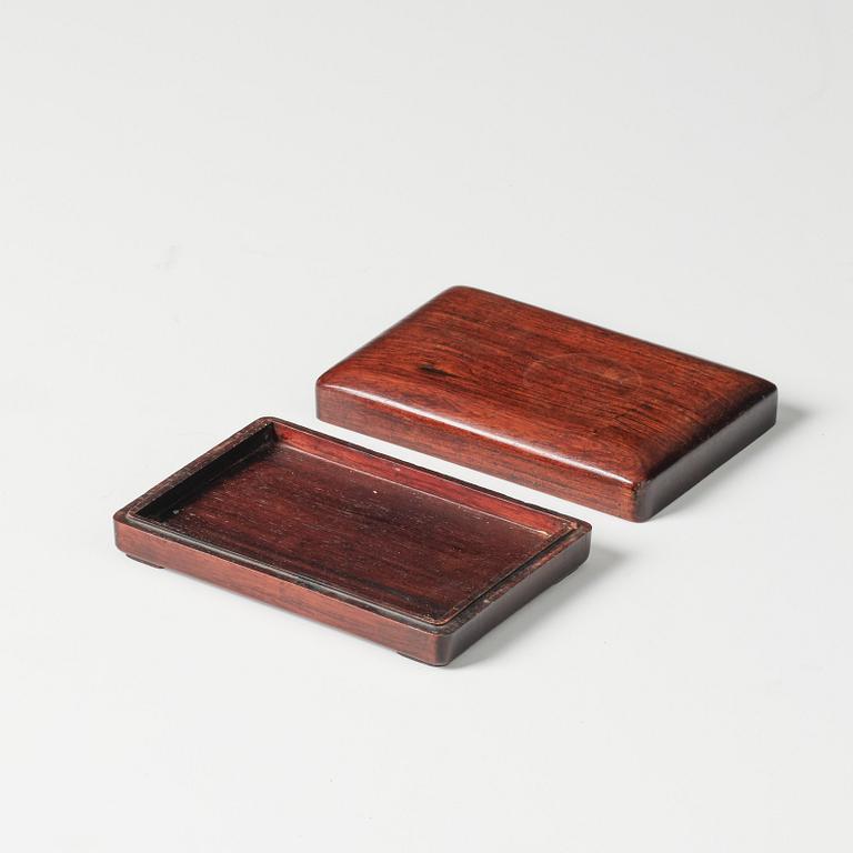 Askar med lock, två stycken, hardwood samt bricka, hardwood, sen Qingdynasti.