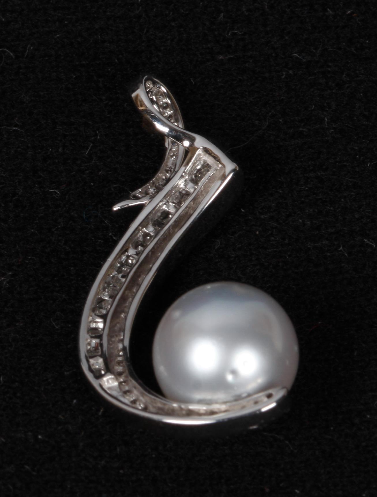 HÄNGE, 18k vitguld, briljanter, pärla. 0.28 ct. Vikt tot ca 5 g.