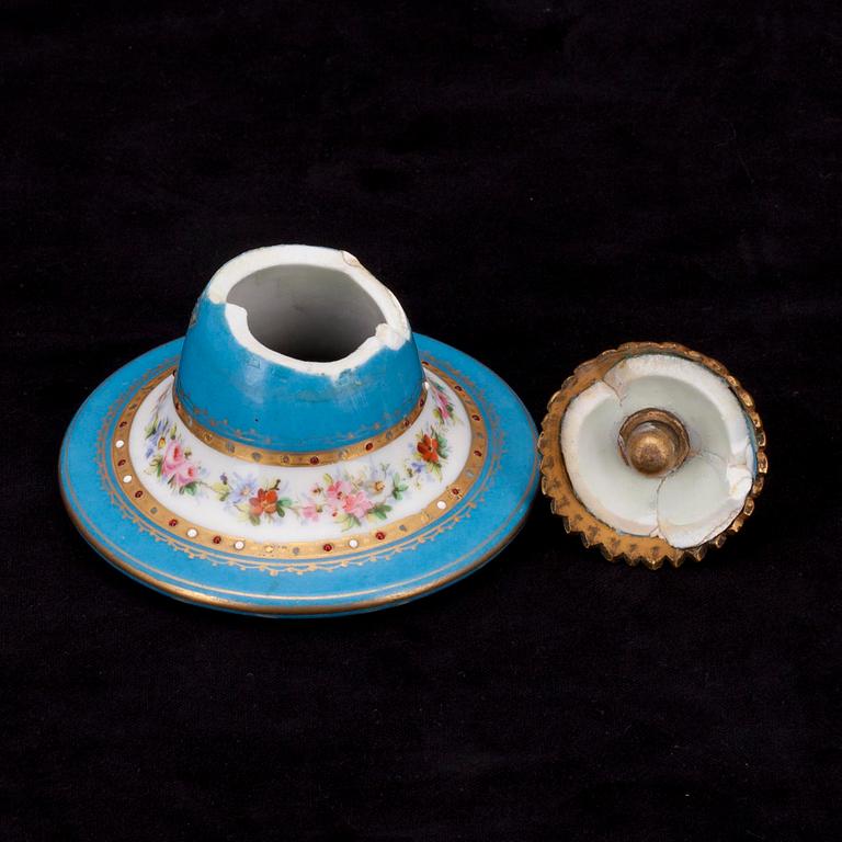 LOCKURNOR, ett par, porslin och förgylld brons, Louis XVI-stil, Frankrike, sent 1800-tal.