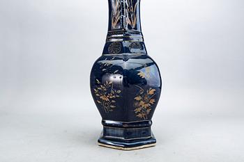 A blue vase, Qing dynasty, 19th Century.