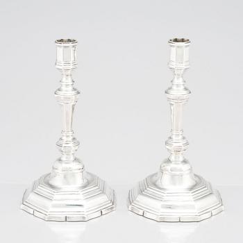 Ljusstakar, ett par, silver, Antoine Bailly. Charge och déchargestämplad Paris 1750-1756.