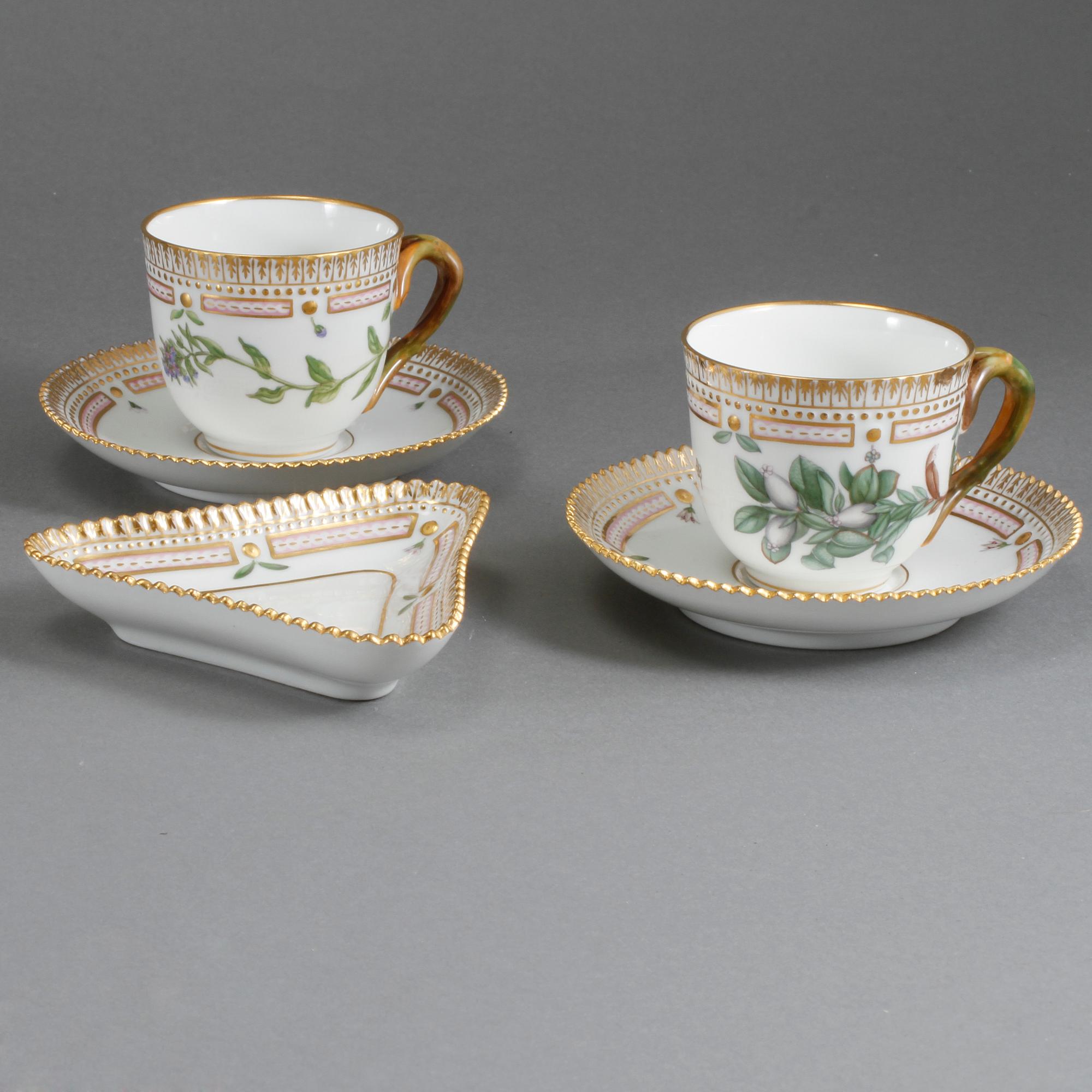 MOCCAKOPPAR, ett par samt UNDERFAT, porslin, "Flora Danica", Royal Copenhagen, 1900-talets andra hälft.