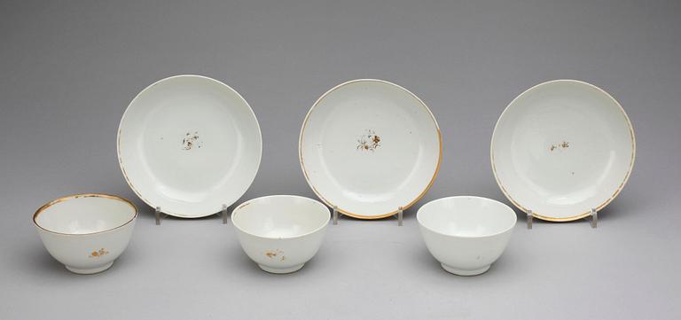KOPPAR med FAT, 3 st, porslin. Qing dynastin, Qianlong (1736-95).