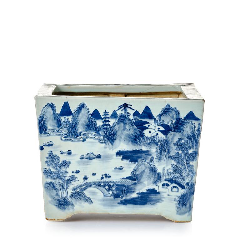 A blue and white flower pot, late Qing dynasty, circa 1900.