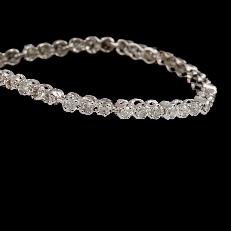 ARMBAND, 18k vitguld med briljantslipade diamanter, 0.92 ct. Vikt 3,0 g.