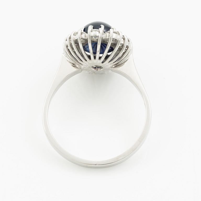 Ring in 18K white gold with a cabochon-cut sapphire and brilliant-cut diamonds.