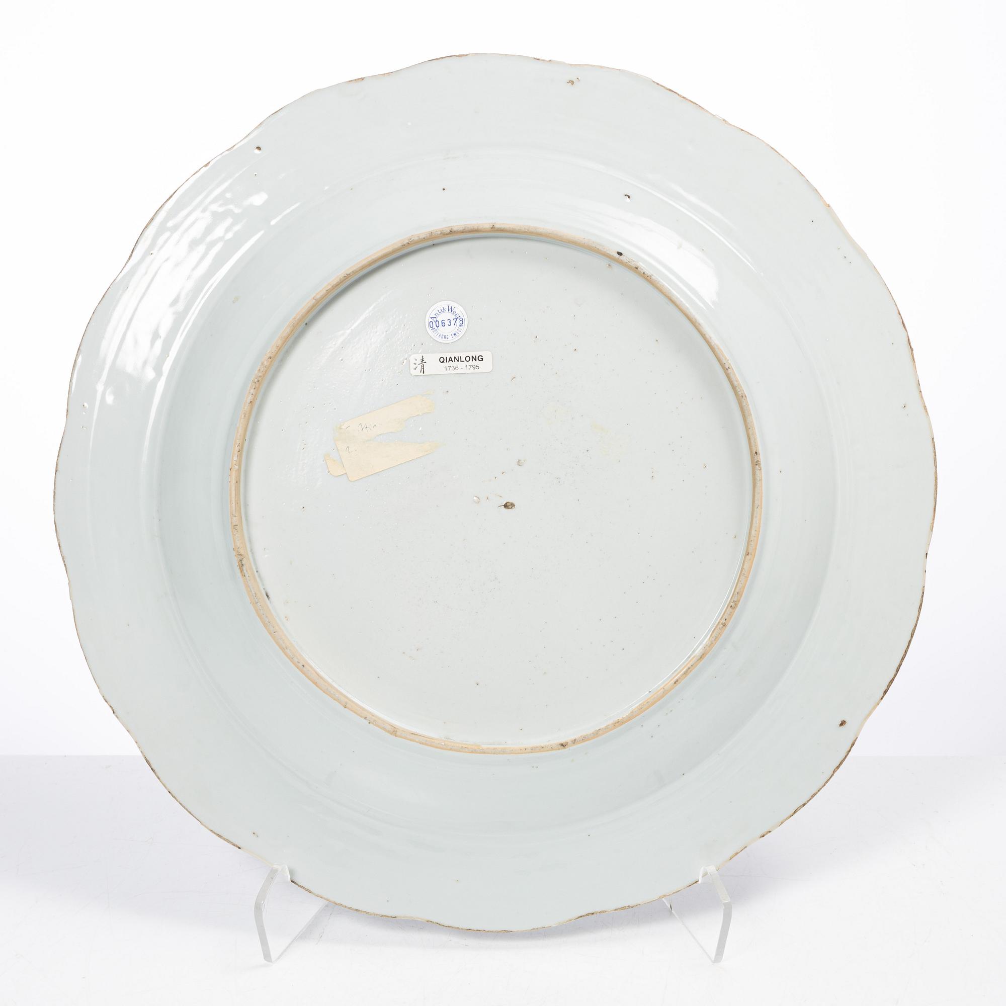 A large famille rose dish, Qing dynasty, Qianlong (1736-95).