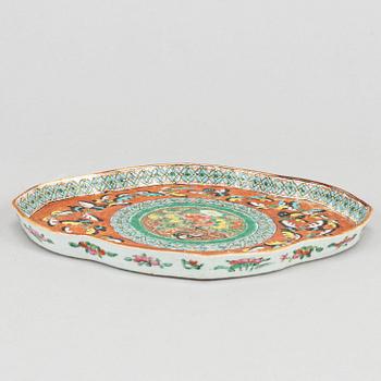 A famille rose tray, Qing dynasty, 19th Century.