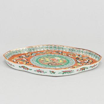 A famille rose tray, Qing dynasty, 19th Century.