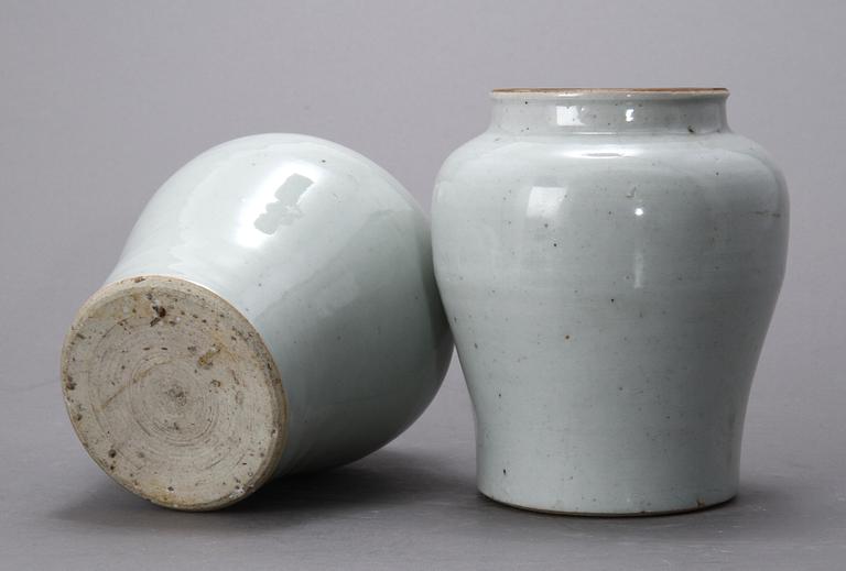 VASER, ett par, stengods, Kina, 1600-tal samt SKÅL, porslin, 1900-tal.