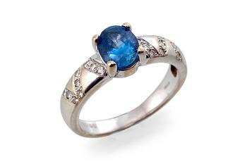 A SAPPHIRE / DIAMOND RING.