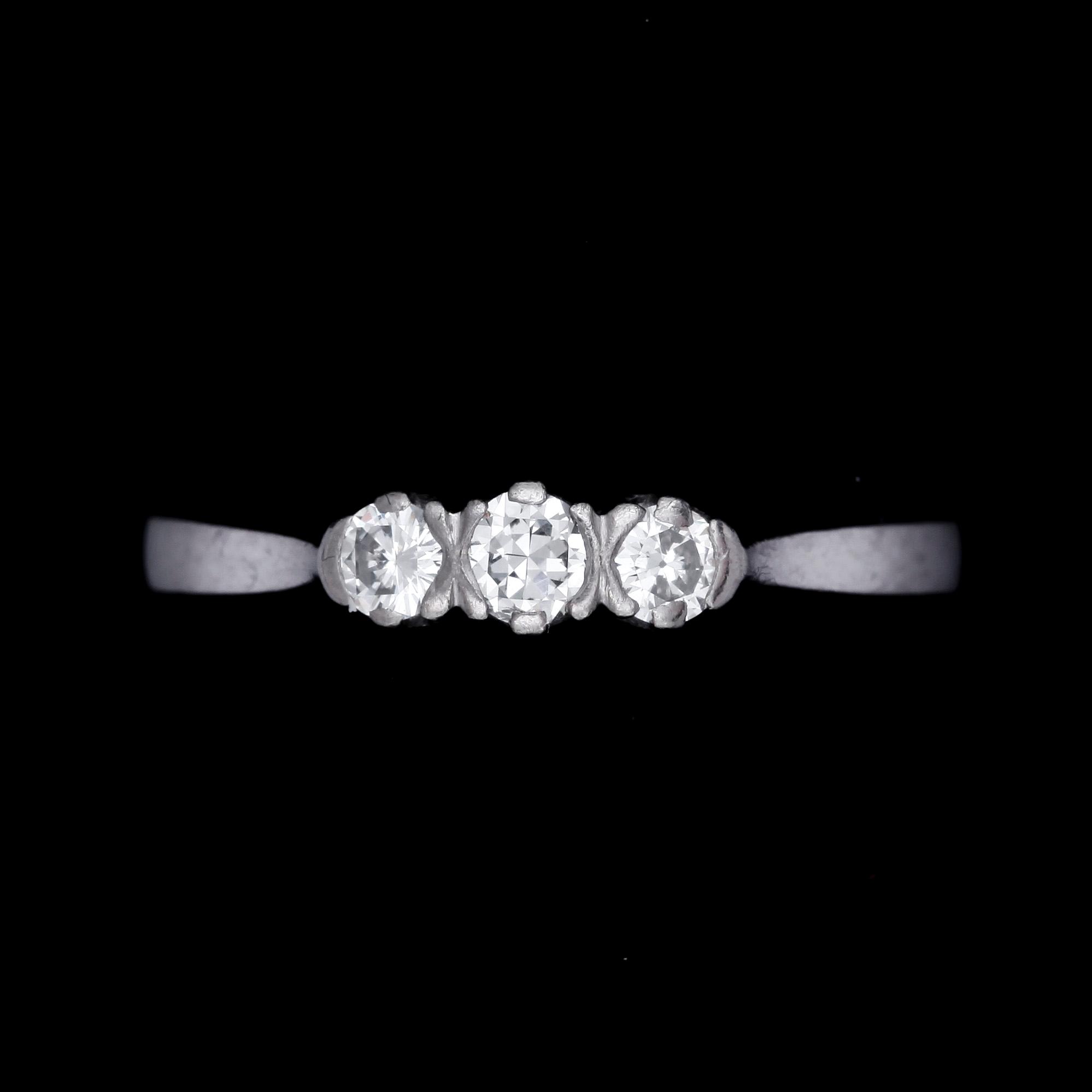 RING, 18k guld med 3 briljansslipade diamanter tot ca 0,22ct. Vikt 2,5g.