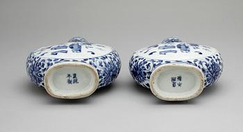 PILGRIMSKRUS, ett par, porslin, Kina, 1900-tal.