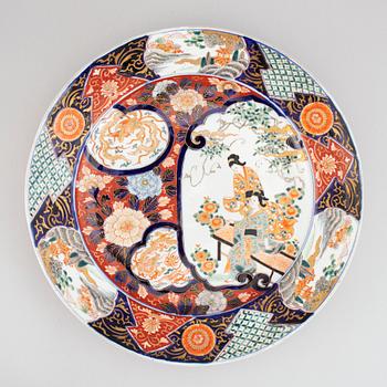 A large imari serving dish, Japan, Meiji (1868-1912).