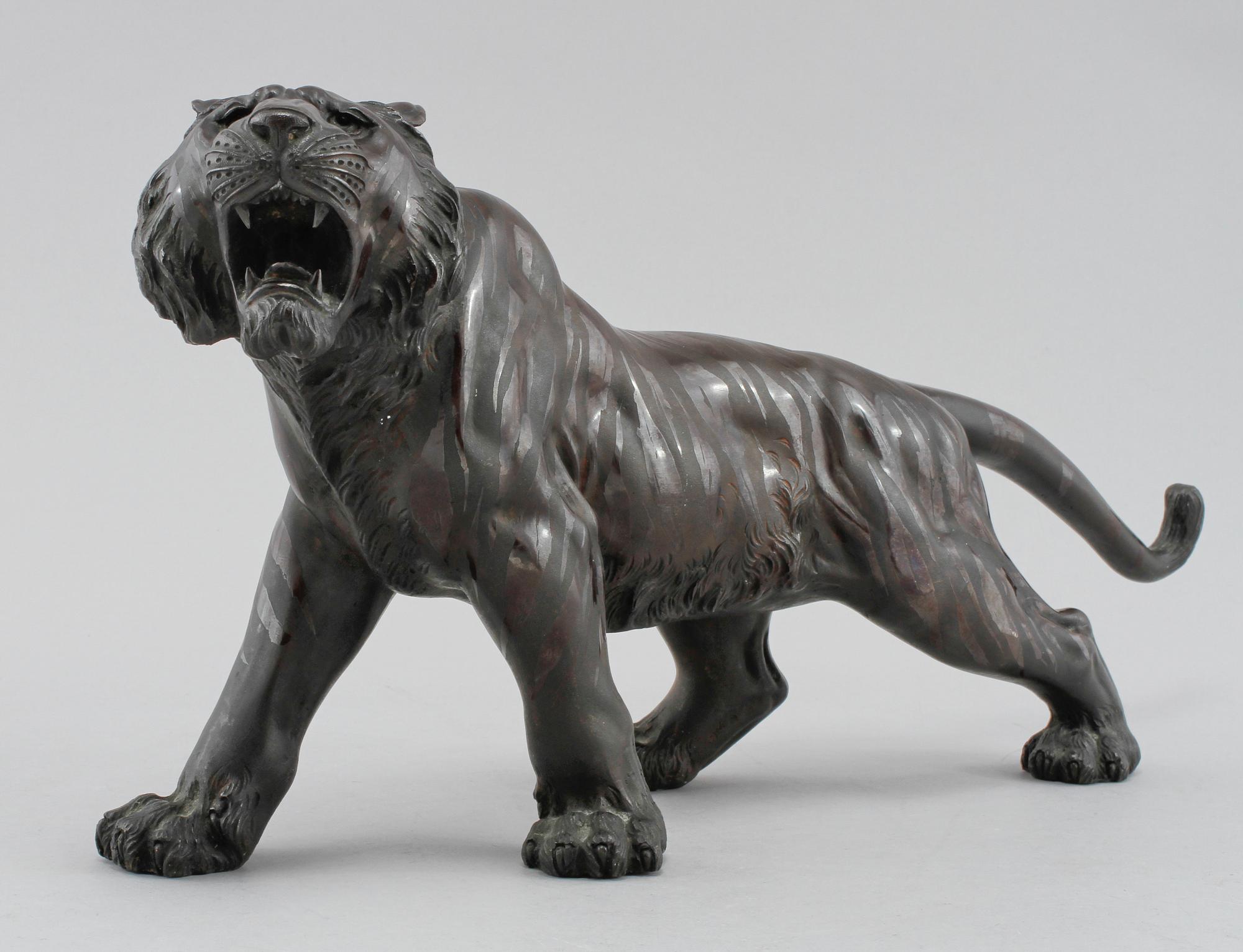 SKULPTUR, patinerad metall, signerad, 1900-tal.