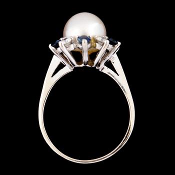 RING, 14K vitguld med odlad pärla, 5 fasettslipade blå safirer samt 5 briljantslipade diamanter, ca 0.35 ct. Vikt 4,9 g.