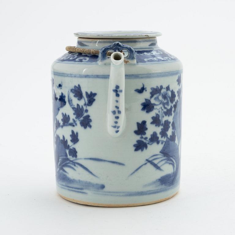 Tekanna med lock och koppar, 2 st, porslin, Kina, 1800-tal resp 1900-tal.