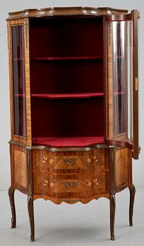 VITRINSKÅP, Louis XV-stil, 1900-talets mitt.