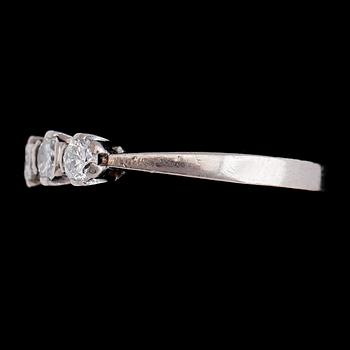 RING, 18 k vitguld, 3 briljantslipade diamanter tot ca 0.45 ct, svenska stämplar RGW, 1961.