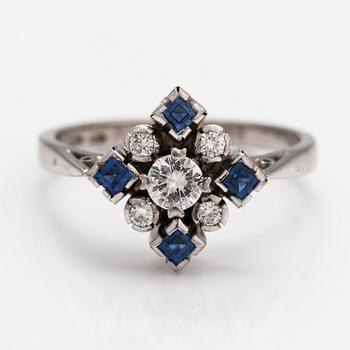 Ring, 18K vitguld, diamanter ca. 0.31 ct tot och safirer. Hans Göran Hardt, Helsingfors 1968.