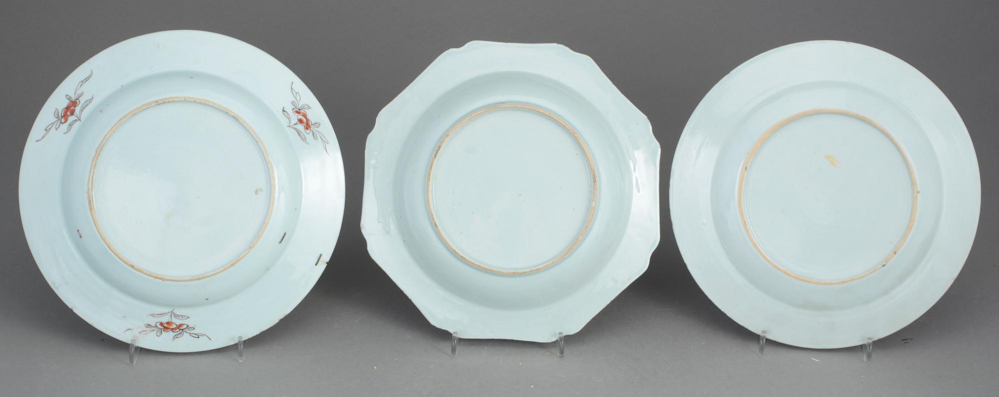 TALLRIKAR, 3 st, och KOPP med FAT, porslin, Kina, 1700-tal.