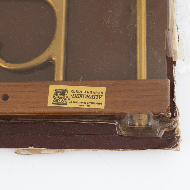 Klädhängare, ett par, "Dekorativ", Skoglunds metallgjuteri, Anderstorp, 1900-talets mitt.