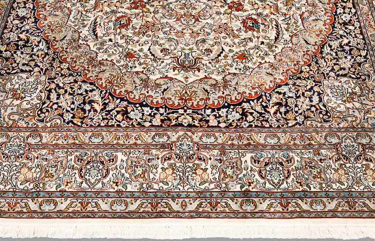 Matta, Kashmir, silke, ca 300 x 200 cm.