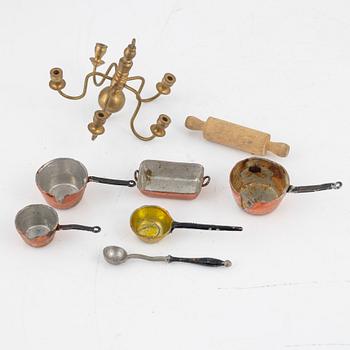 A lot of 14 pieces of doll house furniture by Nolbyn Värmländskt hantverk, 20th century.