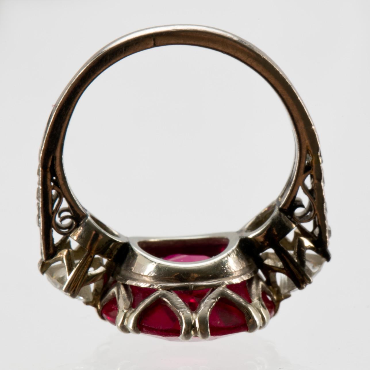 RING, 18 k vitguld med syntetisk rubin, briljantslipade diamanter ca 0,40 ct, samt rosenstenar. Vikt ca 4 g.