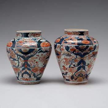 A pair of Japanse imari jars, Genroku, 18th Century.