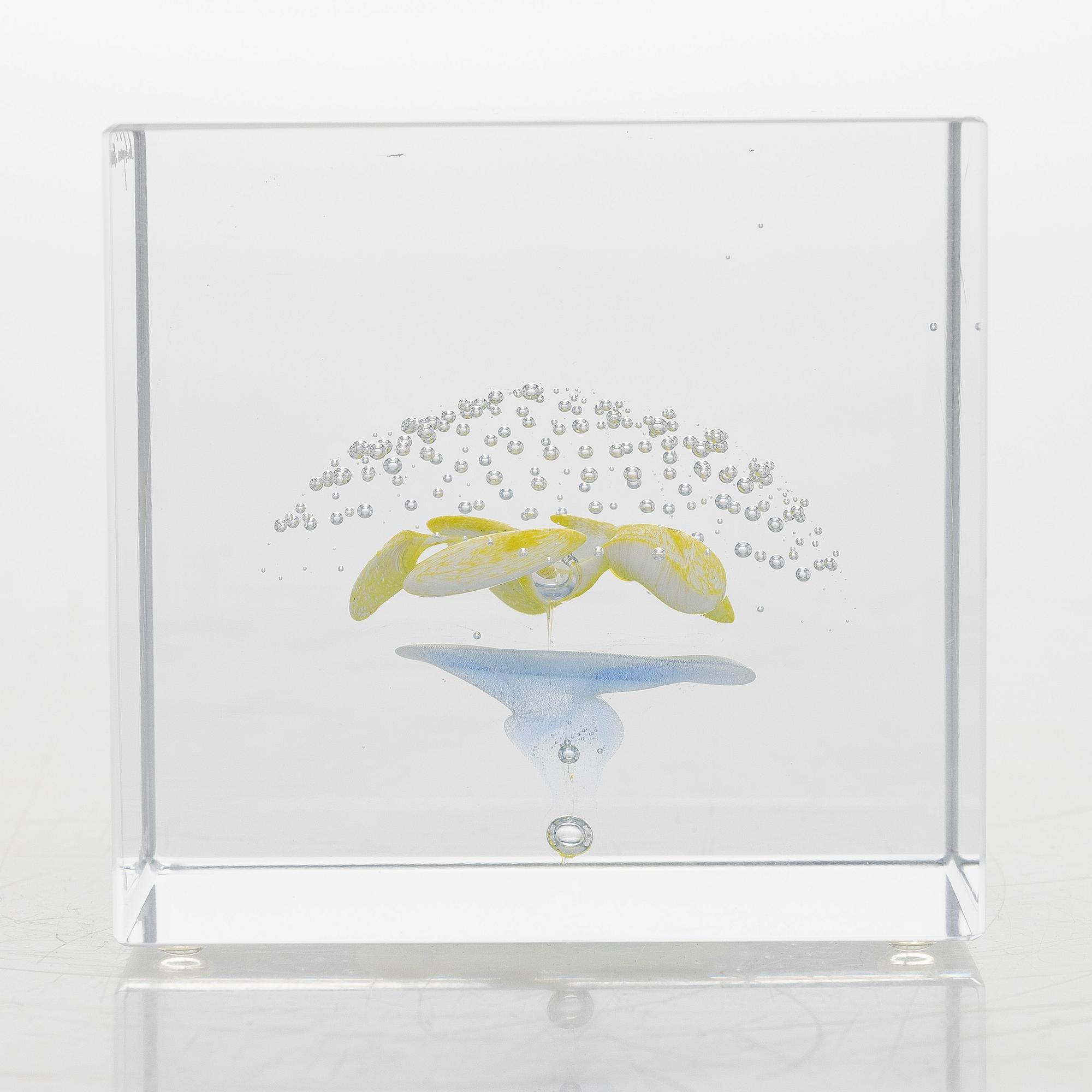 Oiva Toikka, an annual glass cube 2000, signed Oiva Toikka Nuutajärvi 2000, 963/2000.
