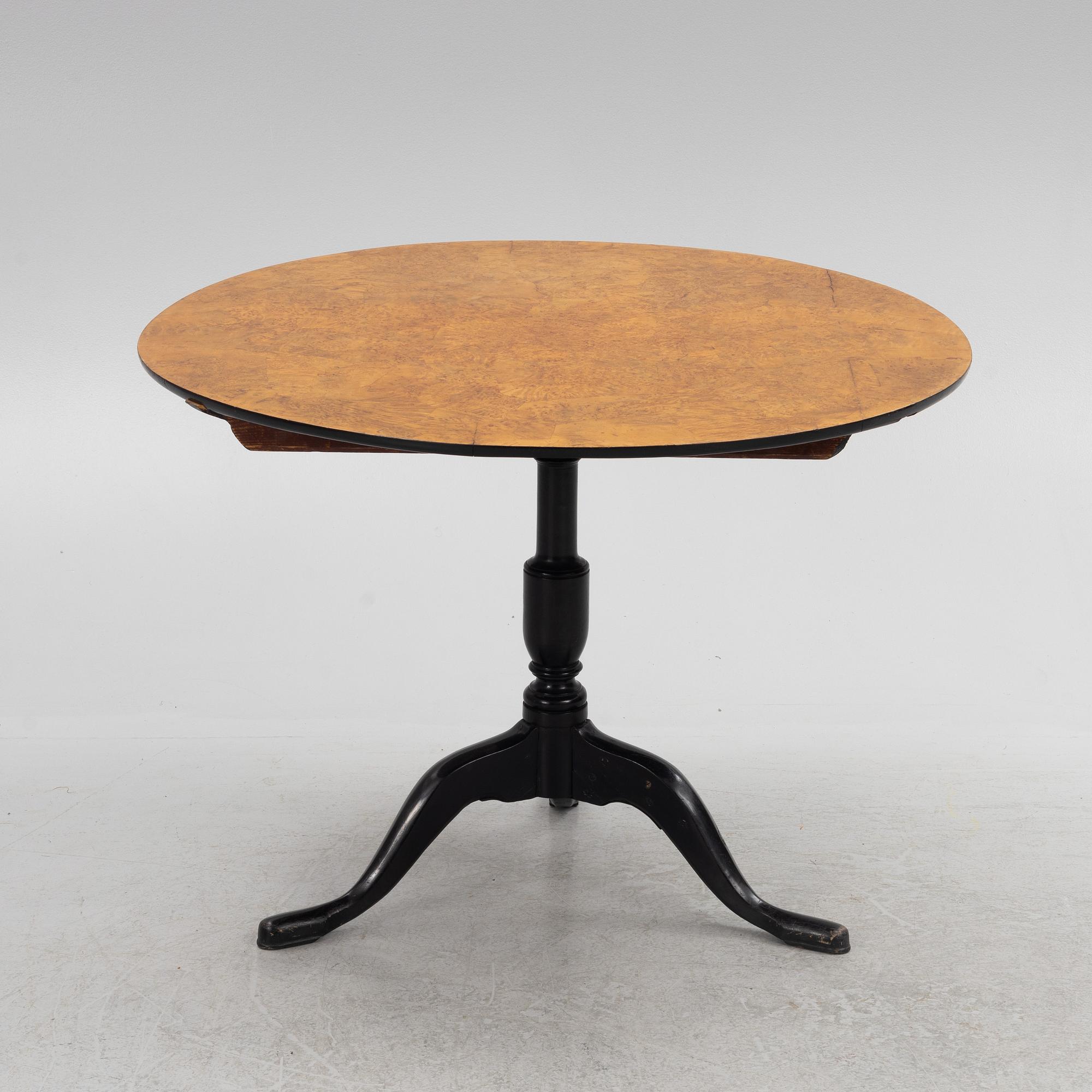 A tilt-top table, early 19th Century.