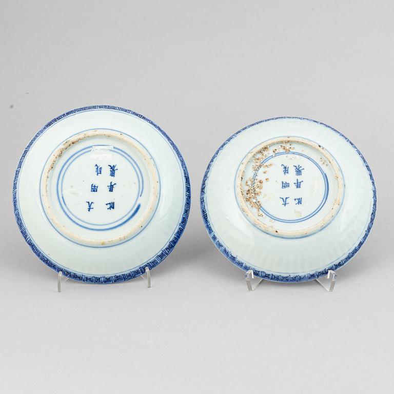 A pair of blue and white dishes, Ming dynasty (1368-1644).