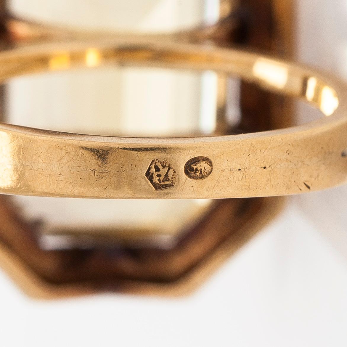 Ring in 17K gold and emerald-cut citrine, with foreign hallmarks.