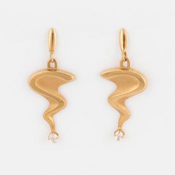 ÖRHÄNGEN, 18K guld + 2 briljanter ca 0.08 ct, Pernilla Wiberg collection från Alton.