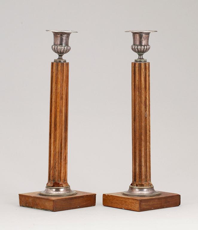 LJUSSTAKAR, ett par, sengustavianska, tidigt 1800-tal.