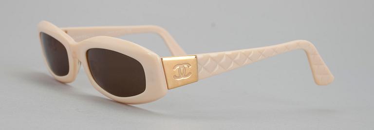 SOLGLASÖGON, Chanel.
