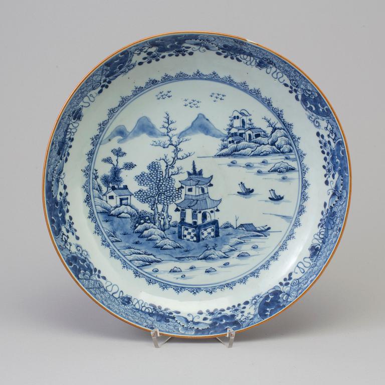 A blue and white export porcelain dish, Qing dynasty, Qianlong (1736-95).