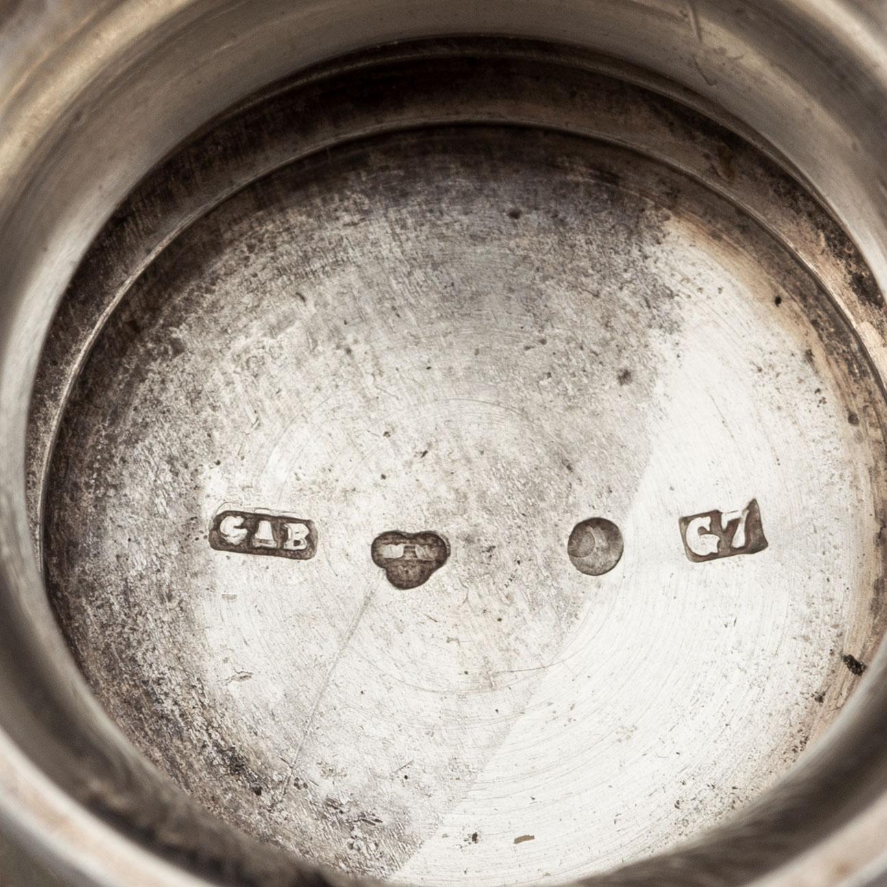 A swedish silver beaker with mark of GAB 1909 and a swedish royal letter from 1943.