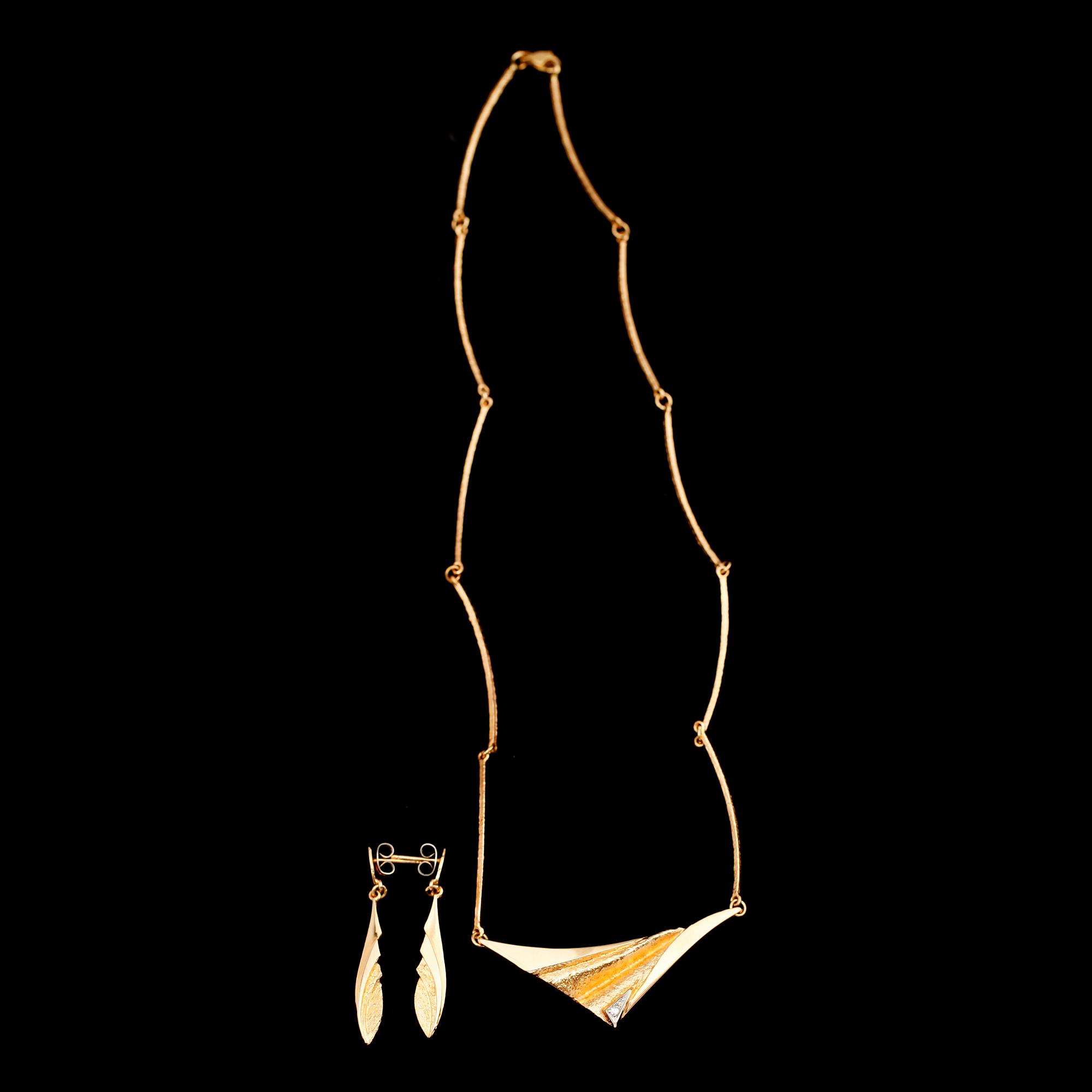 COLLIER samt ÖRHÄNGEN, 1 par, 18 k, Riitta Hakala, Tammi, Finland. Vikt ca 12 g.