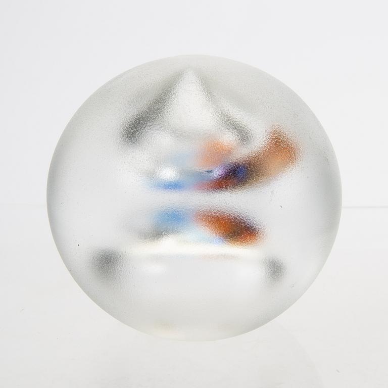 Göran Wärff, a signd and numbered glass sculpture.