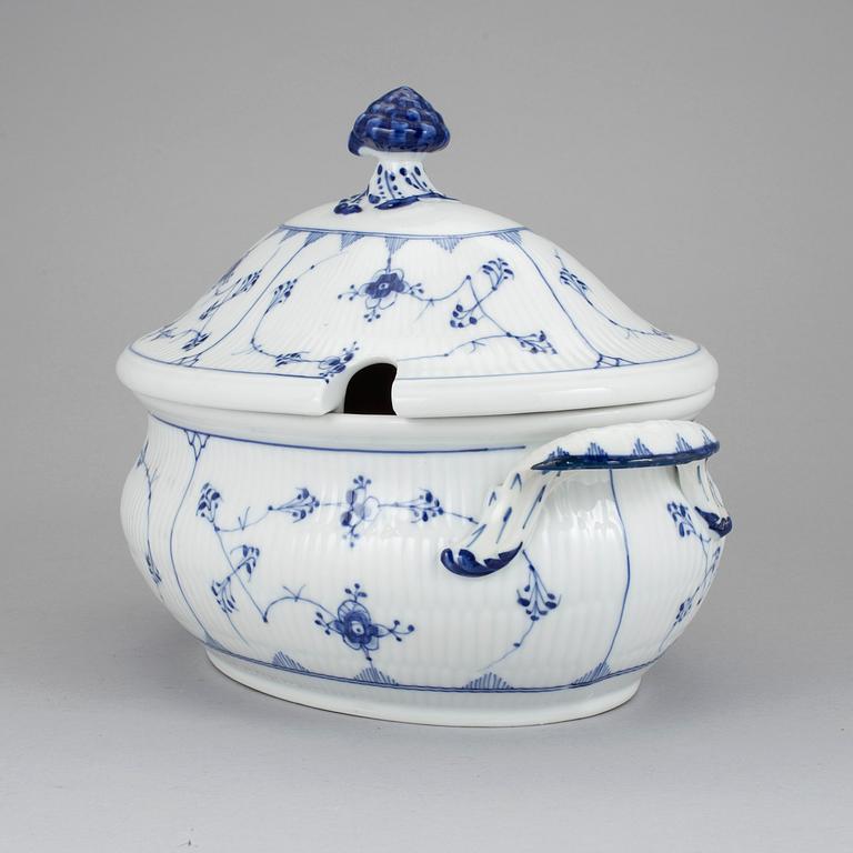 SOPPTERRIN I PORSLIN, "Musselmalet" Royal Copenhagen.