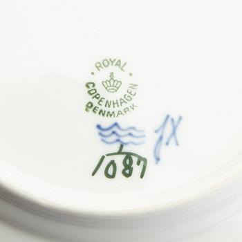 Service 26 pcs "Musselmalet" hel and halv blonde Royal Copenhagen Denmark porcelain.