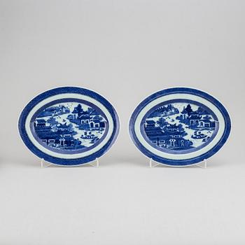 Four blue and white serving dishes, Qing dynasty, 19th century.