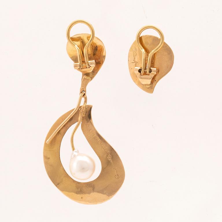 Elon Arenhill, a pair of 18K gold earrings set with a cultured pearl from 1992.